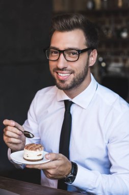 café'de pasta yemeye işadamı