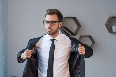 Blazer üzerinde koyarak işadamı