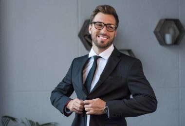 Blazer üzerinde koyarak işadamı