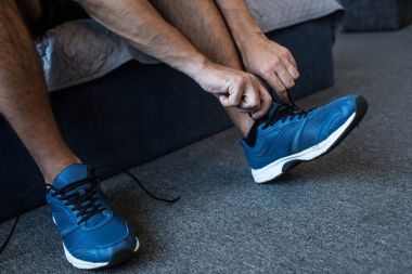 adam üzerinde spor ayakkabı bağcıklarımı bağlama