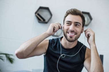kulaklıkları üzerinde koyarak adam