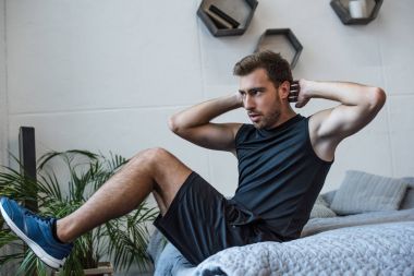adam yatakta egzersiz