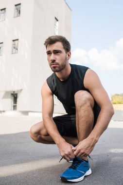 adam üzerinde spor ayakkabı bağcıklarımı bağlama