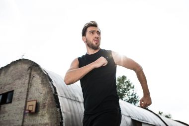 atletik adam dışarıda koşu