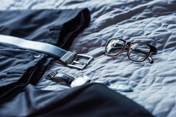 Formal attire on bed — Stock Photo, Image