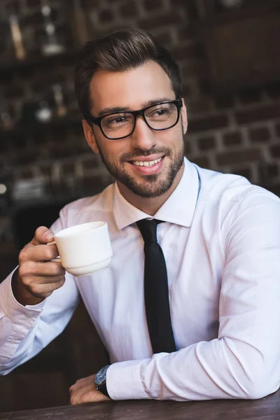 カフェでコーヒーを持ったビジネスマン — ストック写真