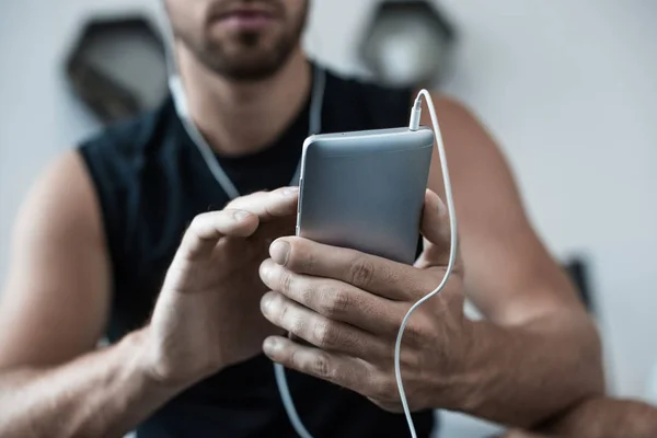 Mannen i hörlurar med smartphone — Stockfoto