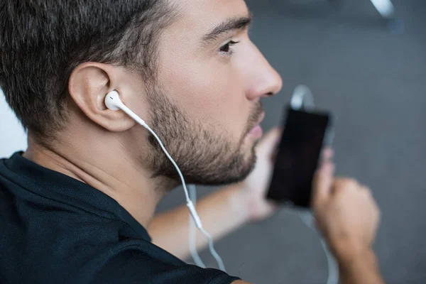 Uomo che indossa auricolari — Foto Stock