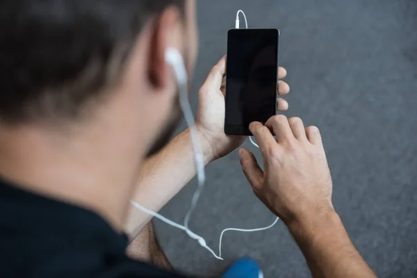 Mann som bruker smarttelefon – stockfoto