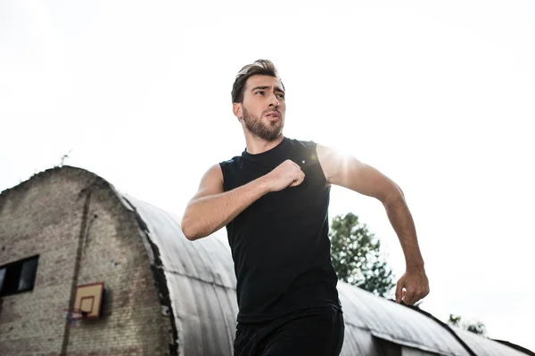 Atlético homem jogging fora — Fotografia de Stock