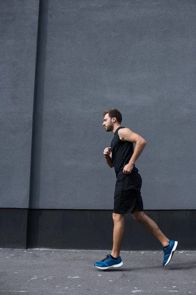 Deportista atlético corriendo fuera — Foto de Stock