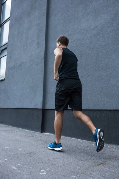 Homme athlétique jogging extérieur — Photo gratuite