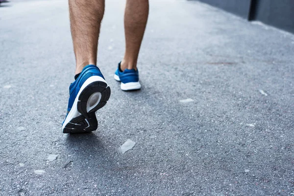 Desportista jogging fora — Fotografia de Stock