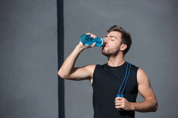 スキップ ロープ飲料水を持つ男 — ストック写真