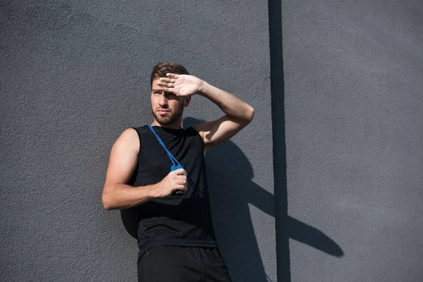 Deportista posando con saltar la cuerda — Foto de Stock