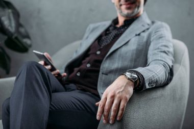 Akıllı telefon kullanan iş adamı