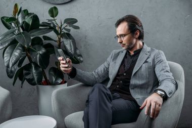 Akıllı telefon kullanan iş adamı