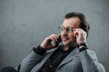 Akıllı telefon kullanan iş adamı