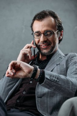 Akıllı telefon kullanan iş adamı