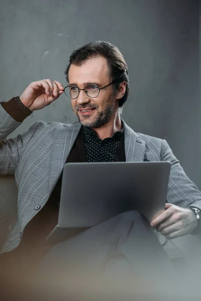 Businessman using laptop — Free Stock Photo