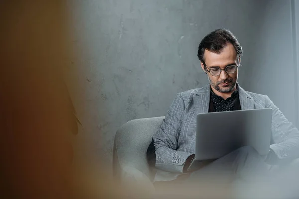 Hombre de negocios usando portátil — Foto de Stock