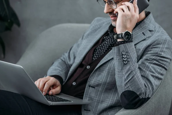 Hombre de negocios usando portátil —  Fotos de Stock