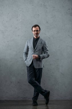 şık orta yaşlı işadamı