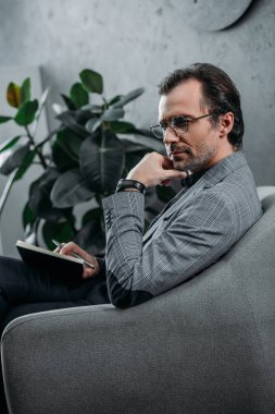 Not defterine not alan iş adamı