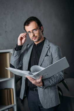 işadamı belgelerle çalışma