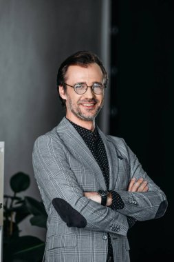 Kendine güvenen orta yaşlı işadamı