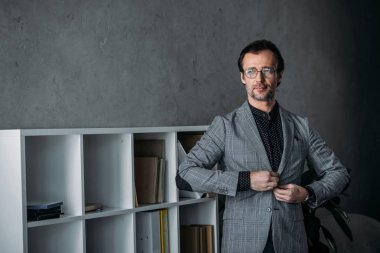 işadamı kadar düğmelerini elbise