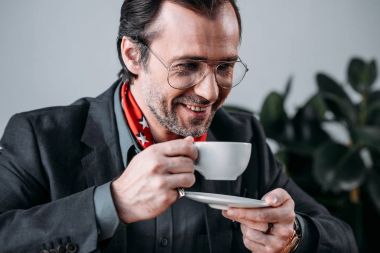 İş adamı kahve içiyor.