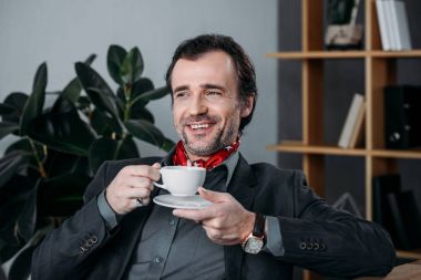 İş adamı kahve içiyor.