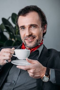 İş adamı kahve içiyor.