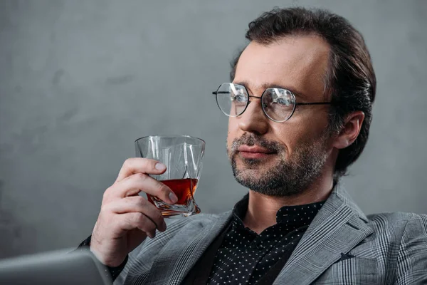 Businessman drinking whiskey — Stock Photo, Image