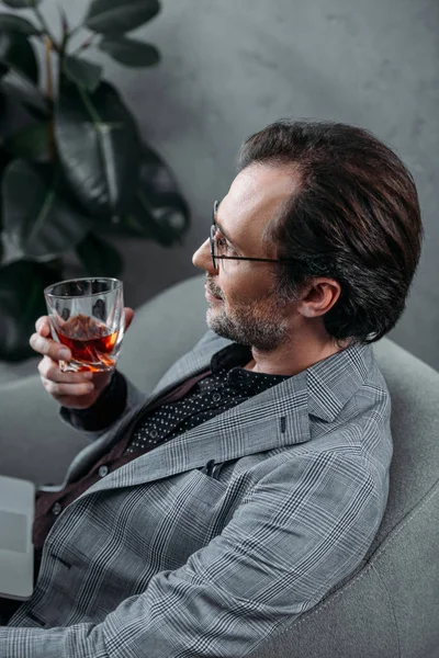 Uomo d'affari che beve whisky — Foto Stock