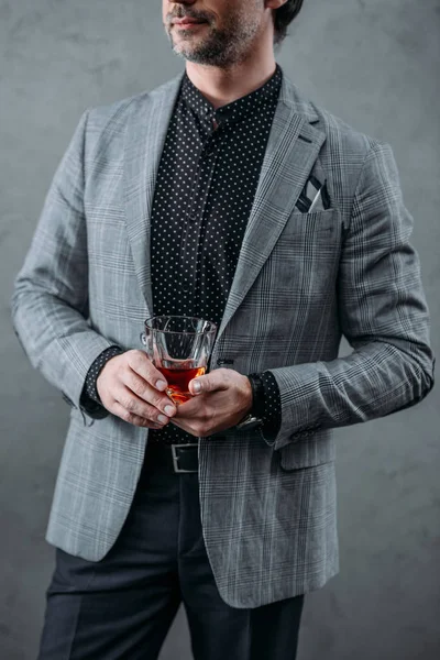 Omul de afaceri bea whisky — Fotografie, imagine de stoc