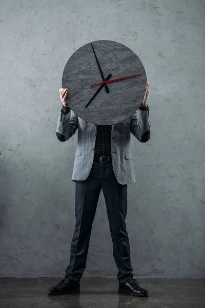 Hombre de negocios sosteniendo reloj — Foto de stock gratis