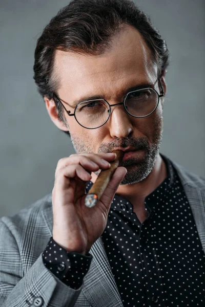 Businessman smoking cigar — Stock Photo, Image