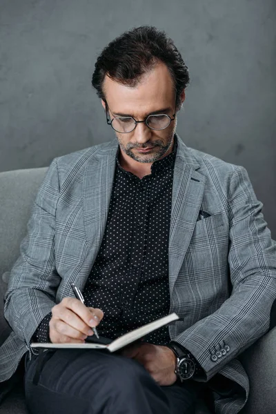 Hombre de negocios tomando notas en el cuaderno — Foto de Stock