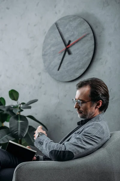 Hombre de negocios tomando notas en el cuaderno — Foto de stock gratis