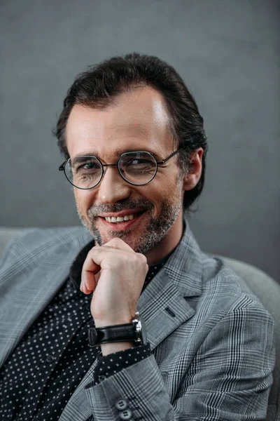 Uomo d'affari sorridente in occhiali — Foto Stock