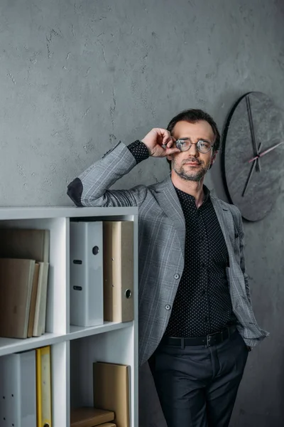 Przystojny biznesmen w okulary — Darmowe zdjęcie stockowe