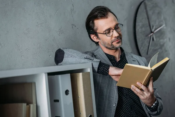 Geschäftsmann liest Buch — Stockfoto