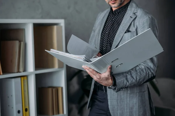 Businessman working with papers — Stock Photo, Image