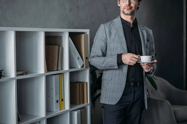 Affärsman som dricker kaffe — Stockfoto