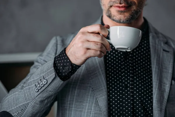 Uomo d'affari che beve caffè — Foto Stock