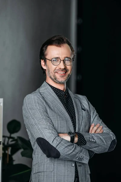 Kendine güvenen orta yaşlı işadamı