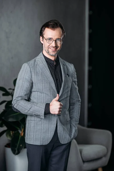 Businessman showing thumb up — Stock Photo, Image