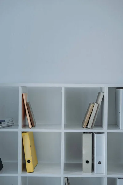 Dossiers sur les étagères dans le bureau — Photo